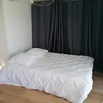 Entier Independant Dans Maison Calme Avec Jardin Barbecue Face Aux Vignes Pouvant Accueillir Cette Personne Tres Bien Si Tu Es A 5 Minutes De Saint-emilion 5 Minutes Du Centre-ville De Et 5 Minutes De L'hopital Appartement Libourne