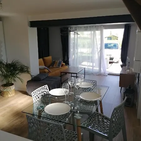Entier Independant Dans Maison Calme Avec Jardin Barbecue Face Aux Vignes Pouvant Accueillir Cette Personne Tres Bien Si Tu Es A 5 Minutes De Saint-emilion 5 Minutes Du Centre-ville De Et 5 Minutes De L'hopital Apartman