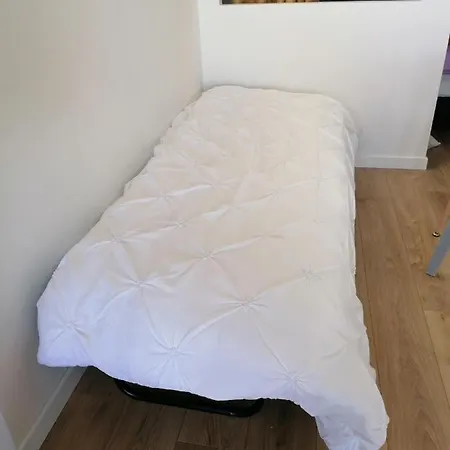 Entier Independant Dans Maison Calme Avec Jardin Barbecue Face Aux Vignes Pouvant Accueillir Cette Personne Tres Bien Si Tu Es A 5 Minutes De Saint-emilion 5 Minutes Du Centre-ville De Et 5 Minutes De L'hopital Daire